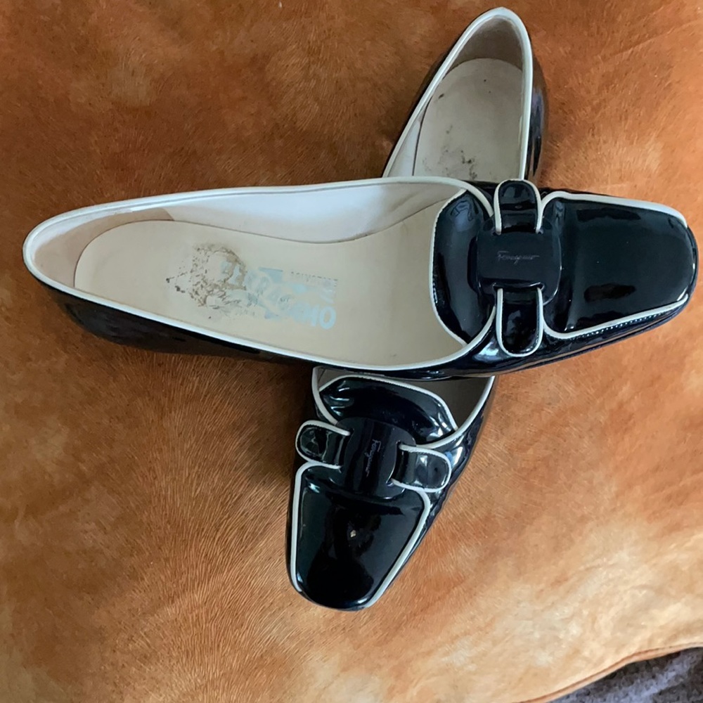 Black and cream piping Ferragamo flats